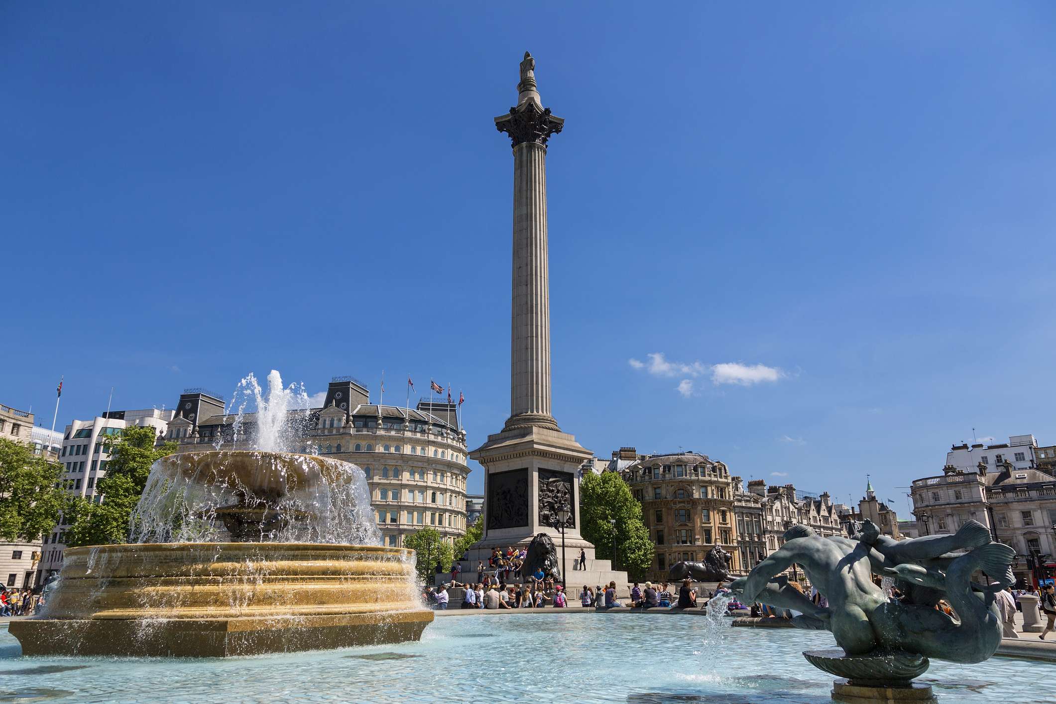 nelsons column and fountain at trafalgar square